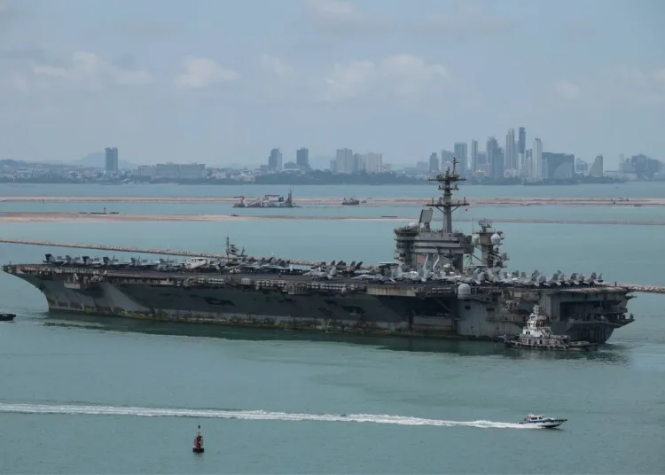 El portaaviones USS Abraham Lincoln, de la clase Nimitz de la Armada de los Estados Unidos, navega hacia el puerto de Laem Chabang antes de atracar para una parada de descanso tras un largo despliegue en el Medio Oriente, con el horizonte de Pattaya como telón de fondo, en la provincia de Chonburi, Tailandia, el 2 de septiembre de 2026. REUTERS/Chalinee Thirasupa
