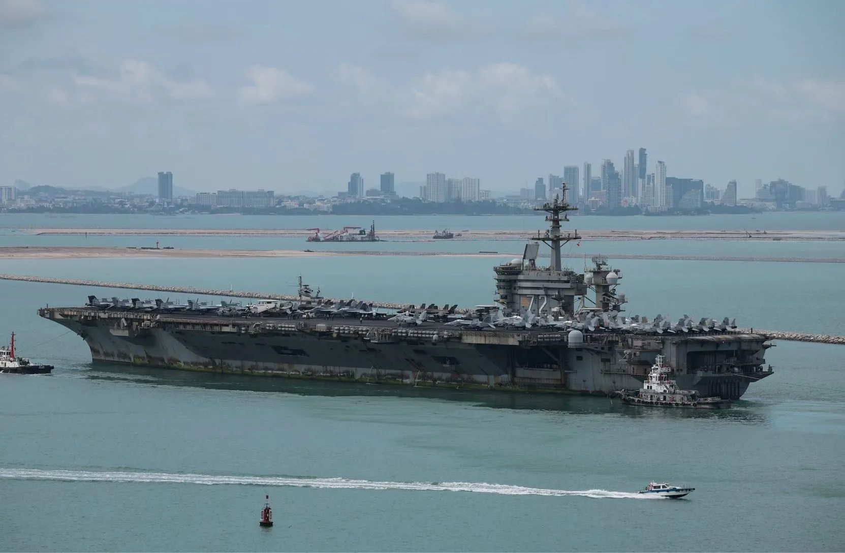 El portaaviones USS Abraham Lincoln, de la clase Nimitz de la Armada de los Estados Unidos, navega hacia el puerto de Laem Chabang antes de atracar para una parada de descanso tras un largo despliegue en el Medio Oriente, con el horizonte de Pattaya como telón de fondo, en la provincia de Chonburi, Tailandia, el 2 de septiembre de 2026. REUTERS/Chalinee Thirasupa