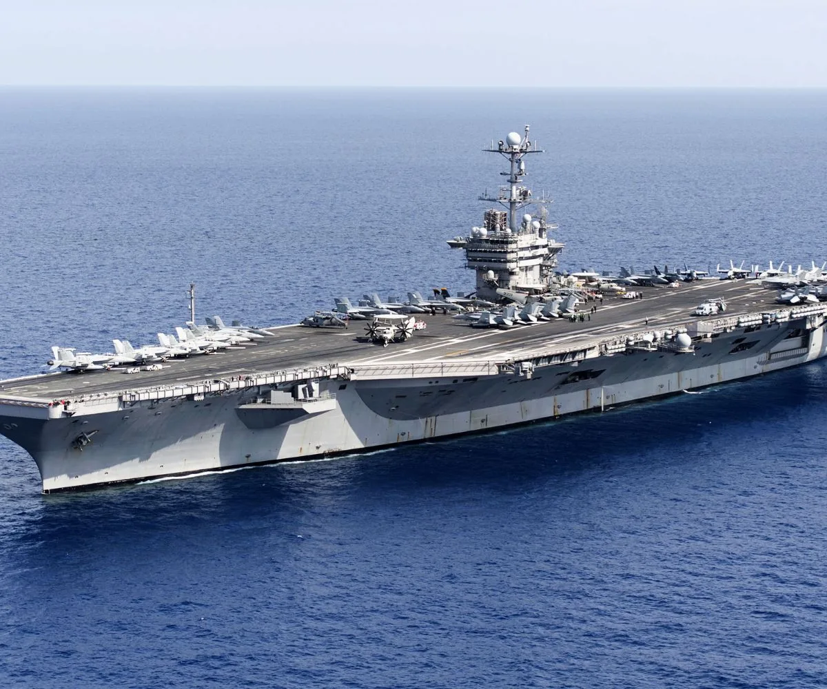 Portaaviones USS Harry S. Truman (CVN-75) navegando en el océano Atlántico
