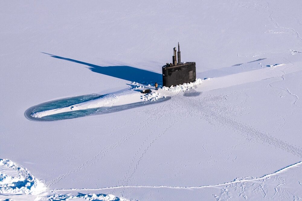 El submarino de ataque rápido de la clase Los Ángeles USS Pasadena (SSN 752) rompe el hielo durante el ejercicio ICEX, que se llevó a cabo al mismo tiempo que el Arctic Edge 2022. (Foto de la Marina de los EE. UU. tomada por el especialista en comunicación de masas de segunda clase Trey Hutcheson)