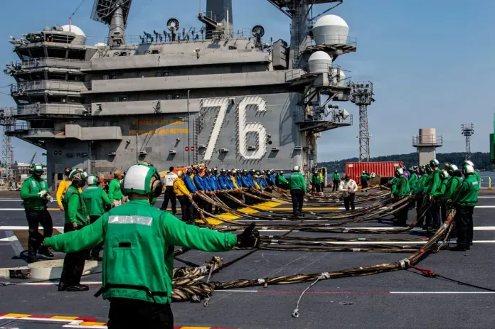 Marineros estadounidenses entrenan para desplegar la barricada de recuperación de aeronaves de emergencia en la cubierta de vuelo del USS Ronald Reagan (CVN 76), mientras se encuentra en el puerto de la Base Naval Kitsap-Bremerton, Washington, el 14 de agosto de 2026. El portaaviones Ronald Reagan, de la clase Nimitz, está siendo sometido a mantenimiento programado en el Astillero Naval y Centro de Mantenimiento Intermedio de Puget Sound, mientras permanece como una fuerza lista para el combate dedicada a proteger y defender a los Estados Unidos. (Foto de la Armada de los EE. UU. por el Especialista en Comunicación de Masas de 2.ª Clase Jaron Wills)