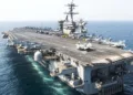 El portaaviones USS Theodore Roosevelt de la Armada de Estados Unidos en mar abierto