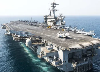 El portaaviones USS Theodore Roosevelt de la Armada de Estados Unidos en mar abierto