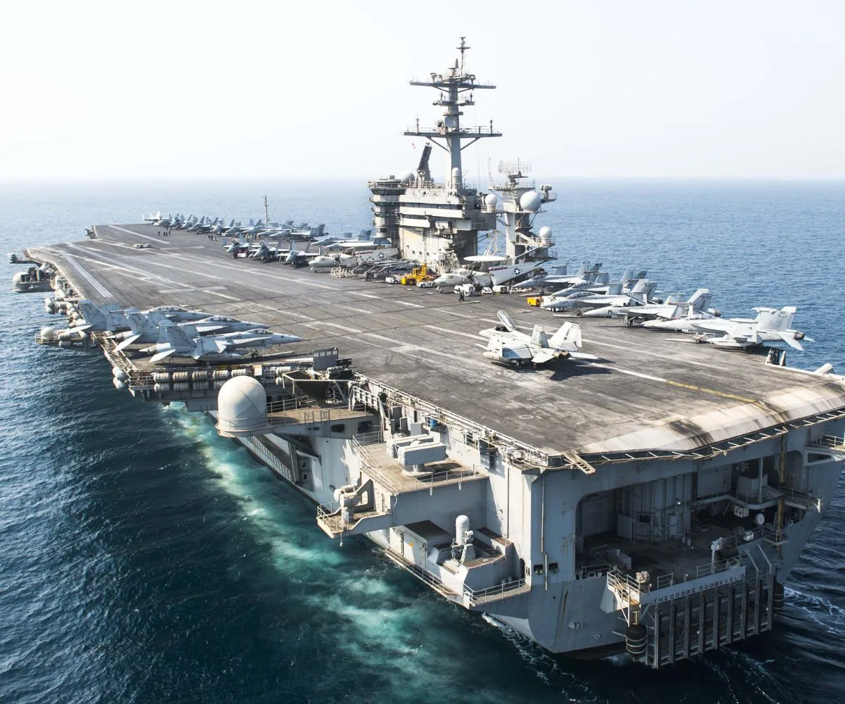 El portaaviones USS Theodore Roosevelt de la Armada de Estados Unidos en mar abierto