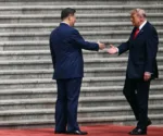 Xi Jinping, presidente de China, saluda a Donald Trump, presidente de Estados Unidos, en Beijing