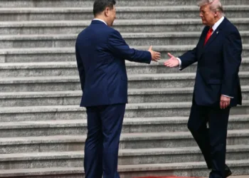 Xi Jinping, presidente de China, saluda a Donald Trump, presidente de Estados Unidos, en Beijing