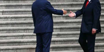 Xi Jinping, presidente de China, saluda a Donald Trump, presidente de Estados Unidos, en Beijing