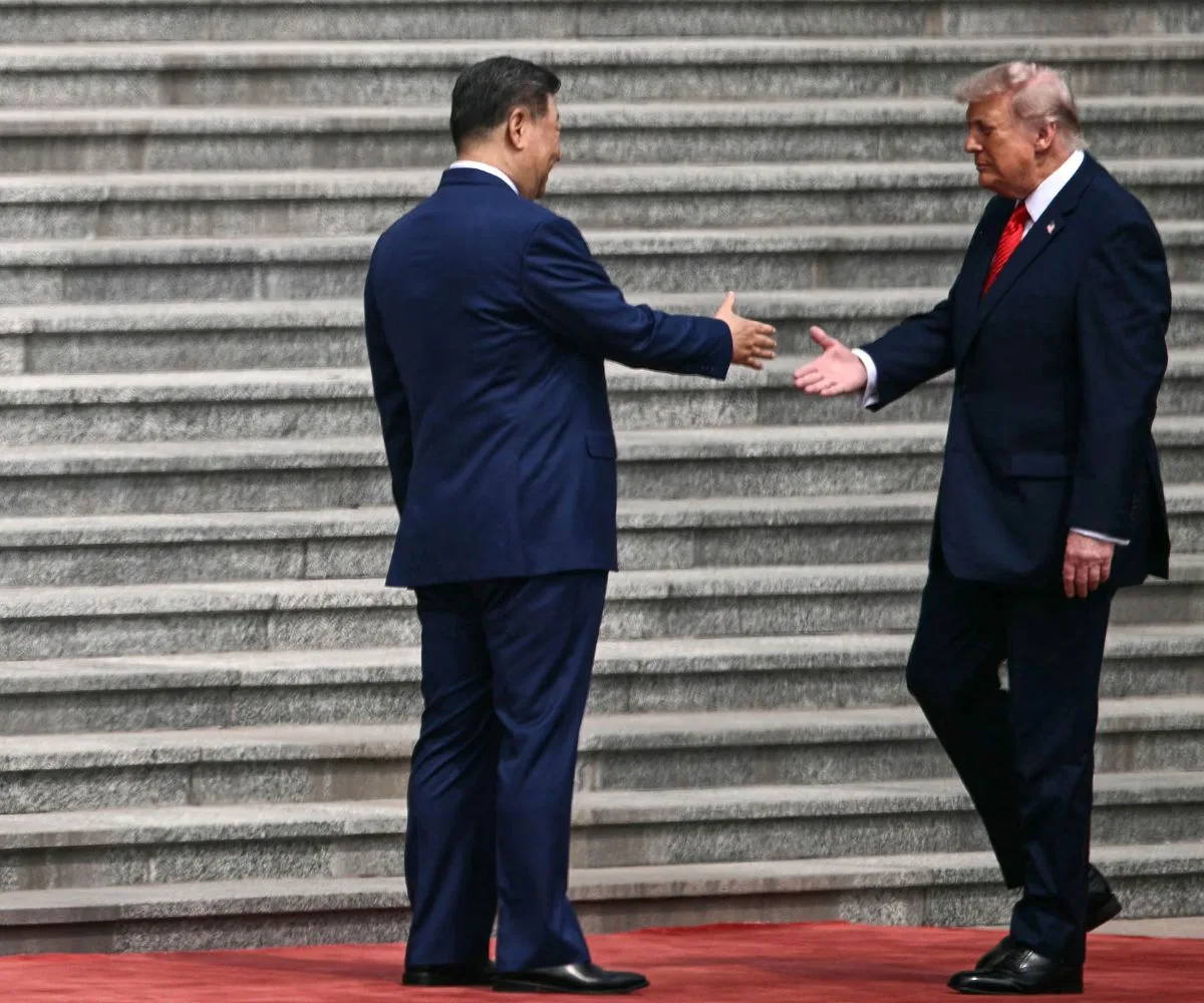 Xi Jinping, presidente de China, saluda a Donald Trump, presidente de Estados Unidos, en Beijing