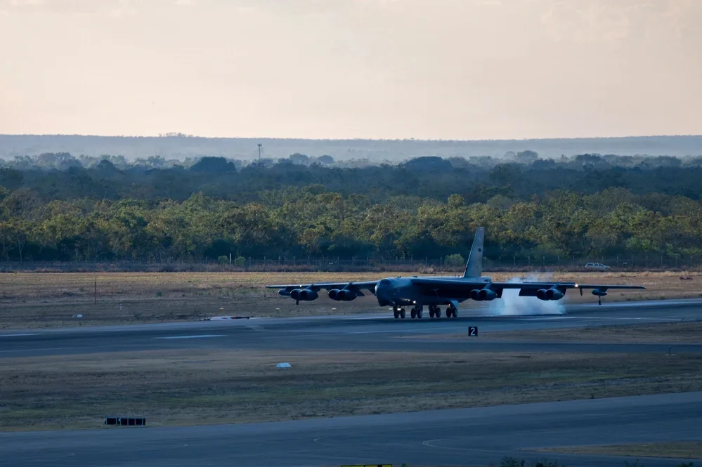 Un bombardero B-52H Stratofortress de la Fuerza Aérea de los Estados Unidos, perteneciente a la 2.ª Ala de Bombardeo, aterriza en la Base Tindal de la Real Fuerza Aérea Australiana, Australia, durante el ejercicio de la Fuerza de Tarea de Bombarderos 26-3, el 1 de septiembre de 2026. Créditos: Fuerza Aérea de los Estados Unidos.