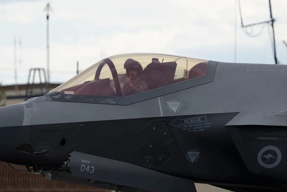 Un piloto de F-35A Lightning II de la Real Fuerza Aérea Australiana, perteneciente al Escuadrón n.º 75 de la Base Tindal de la RAAF, tras un vuelo durante el ejercicio Red Flag-Alaska 24-3 en la Base Aérea Eielson, Alaska, el 16 de agosto de 2024. Créditos: Fuerza Aérea de EE. UU.