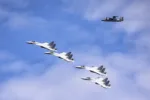 Cuatro aviones J-15 volando en formación acompañados por un KJ-600. Créditos: Armada de China.
