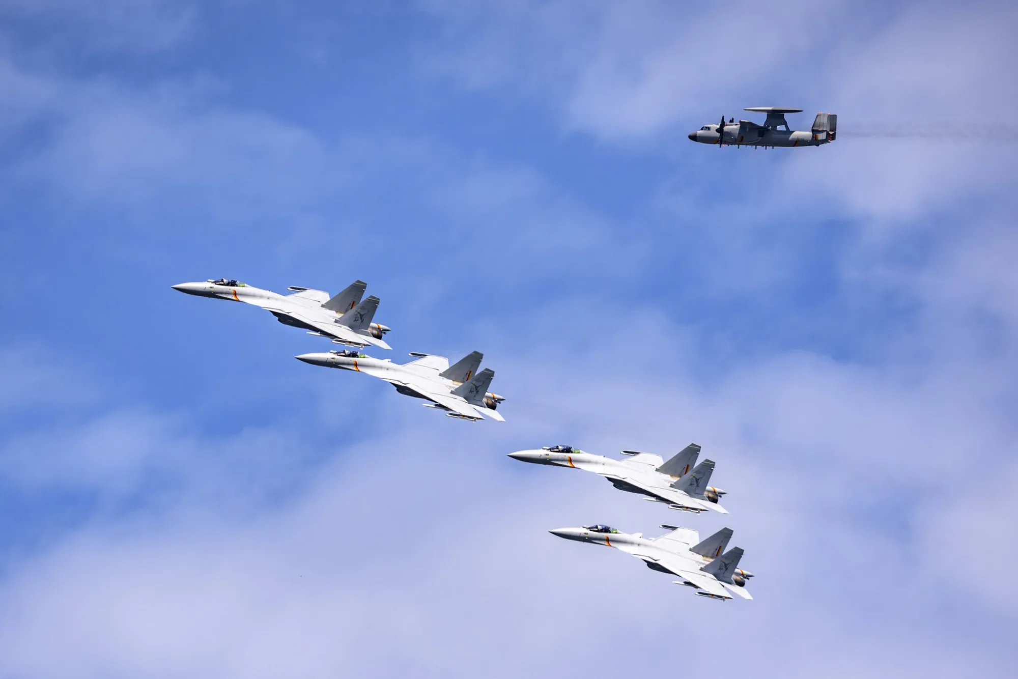 Cuatro aviones J-15 volando en formación acompañados por un KJ-600. Créditos: Armada de China.