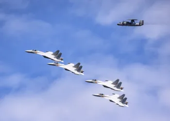 Cuatro aviones J-15 volando en formación acompañados por un KJ-600. Créditos: Armada de China.