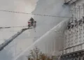 Un bombero trabaja en el lugar donde se encuentra un edificio de la sede del servicio de seguridad SBU de Ucrania tras un ataque con drones rusos, en medio de la invasión de Rusia a Ucrania, en Kiev, Ucrania, el 4 de septiembre de 2026. REUTERS/Gleb Garanich