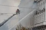 Un bombero trabaja en el lugar donde se encuentra un edificio de la sede del servicio de seguridad SBU de Ucrania tras un ataque con drones rusos, en medio de la invasión de Rusia a Ucrania, en Kiev, Ucrania, el 4 de septiembre de 2026. REUTERS/Gleb Garanich