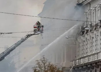 Un bombero trabaja en el lugar donde se encuentra un edificio de la sede del servicio de seguridad SBU de Ucrania tras un ataque con drones rusos, en medio de la invasión de Rusia a Ucrania, en Kiev, Ucrania, el 4 de septiembre de 2026. REUTERS/Gleb Garanich