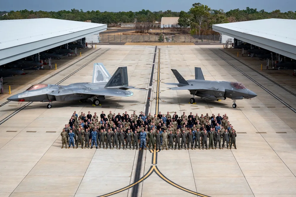 Personal de la Fuerza Aérea de EE. UU. fortalece la interoperabilidad con sus homólogos de la Real Fuerza Aérea Australiana mediante la integración durante la operación Pitch Black 24 en la Base Tindal de la RAAF, Australia. Créditos: Fuerza Aérea de EE. UU.