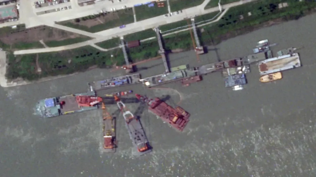 Vista más amplia del nuevo submarino chino en construcción en el astillero Bohai en Huludao el 18 de septiembre de 2026. Imagen satelital ©2026 Vantor