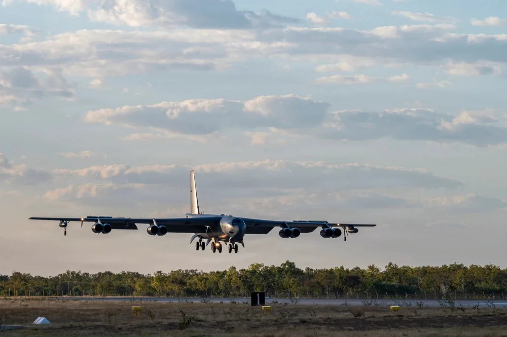Un bombardero B-52H Stratofortress de la Fuerza Aérea de los Estados Unidos, perteneciente a la 2.ª Ala de Bombardeo, aterriza en la Base Tindal de la Real Fuerza Aérea Australiana, Australia, durante el ejercicio de la Fuerza de Tarea de Bombarderos 26-3, el 1 de septiembre de 2026. Créditos: Fuerza Aérea de los Estados Unidos.