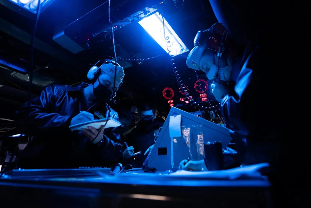 Operaciones de guerra antisubmarina (ASW) en el centro de información de combate a bordo del destructor de misiles guiados clase Arleigh Burke USS Mustin (DDG 89), el 21 de septiembre de 2021, durante el Ejercicio de Fuerzas Silenciosas 2021 (SIFOREX). Créditos: Armada de los EE. UU.