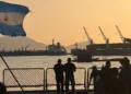 Destructor ARA Almirante Brown y su helicóptero Fennec en el ejercicio antisubmarino SIFOREX XIV realizado en Perú. Créditos: Armada Argentina.