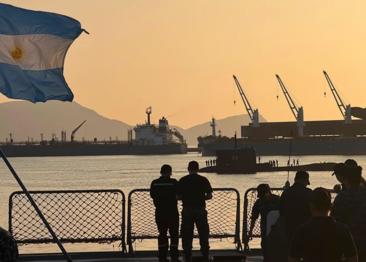Destructor ARA Almirante Brown y su helicóptero Fennec en el ejercicio antisubmarino SIFOREX XIV realizado en Perú. Créditos: Armada Argentina.