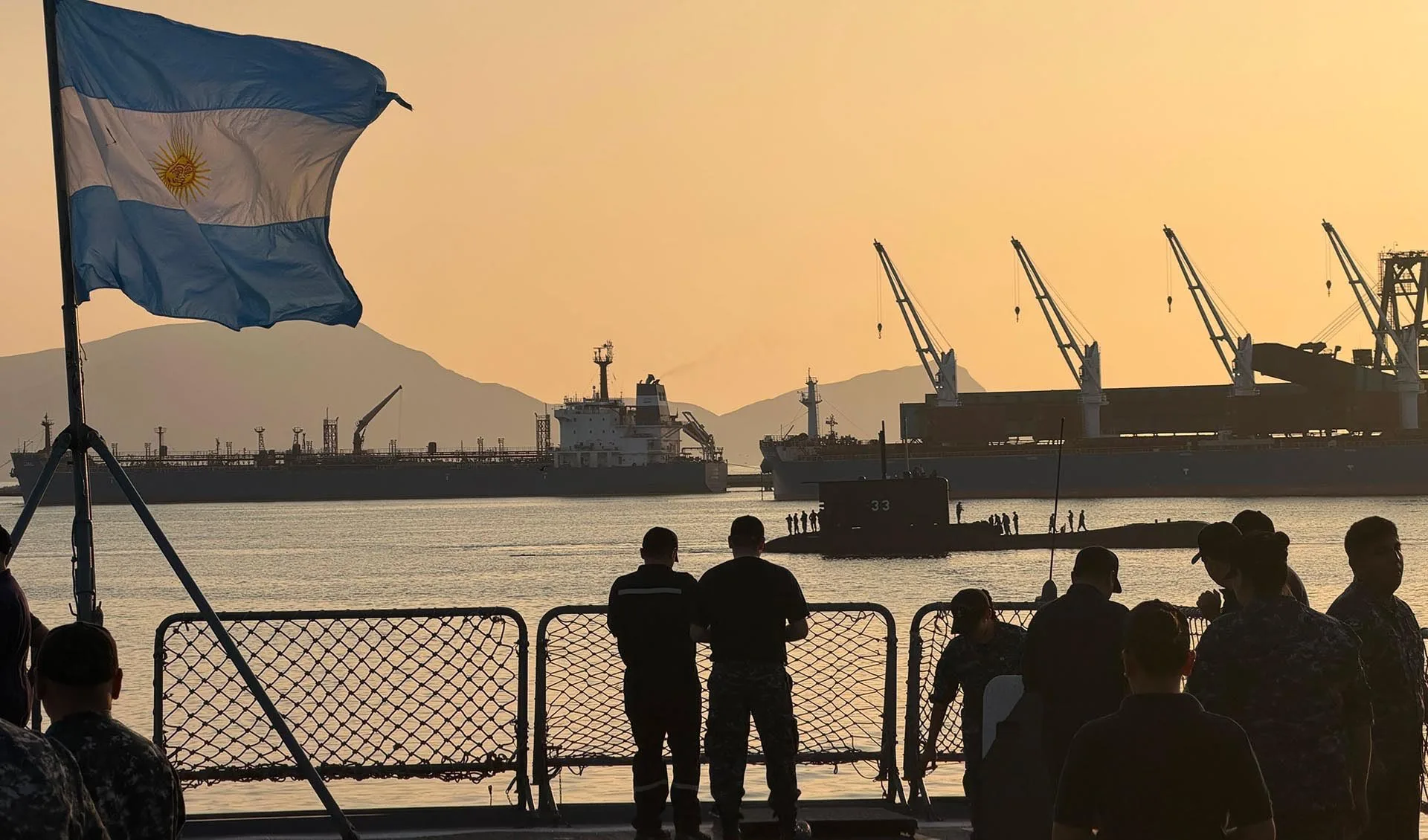 Destructor ARA Almirante Brown y su helicóptero Fennec en el ejercicio antisubmarino SIFOREX XIV realizado en Perú. Créditos: Armada Argentina.