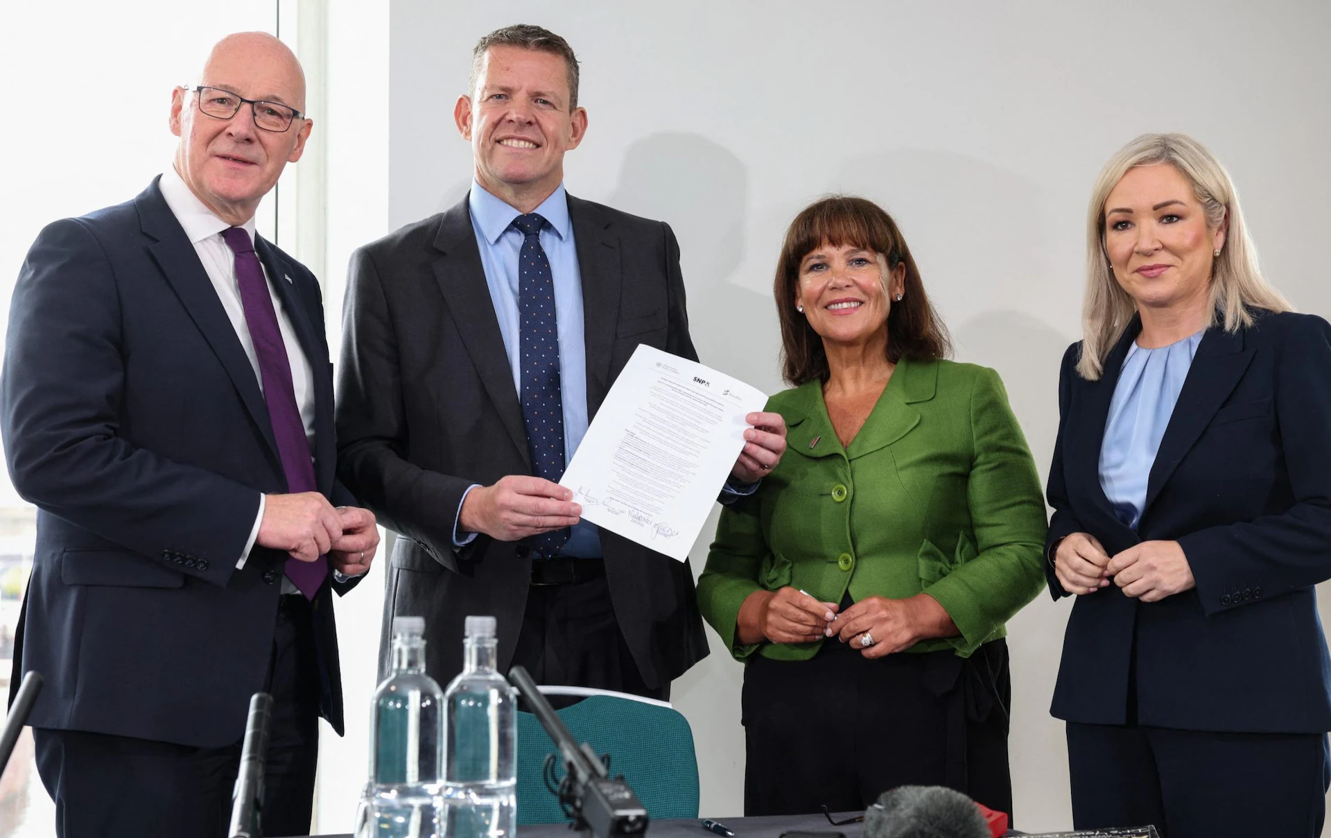 John Swinney, líder del SNP; Rhun ap Iorwerth, líder de Plaid Cymru; Mary Lou McDonald, presidenta del Sinn Féin; y Michelle O’Neill, vicepresidenta del Sinn Féin. Crédito: Adrian Dennis/Getty Images