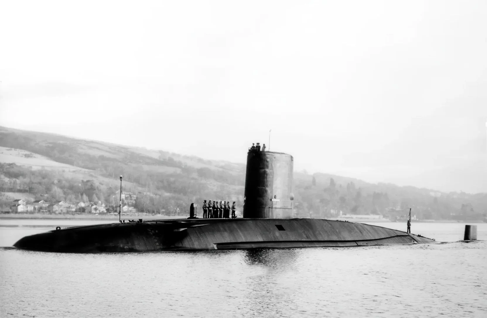El submarino HMS Courageous S50, de la clase Churchill, ingresa al puerto