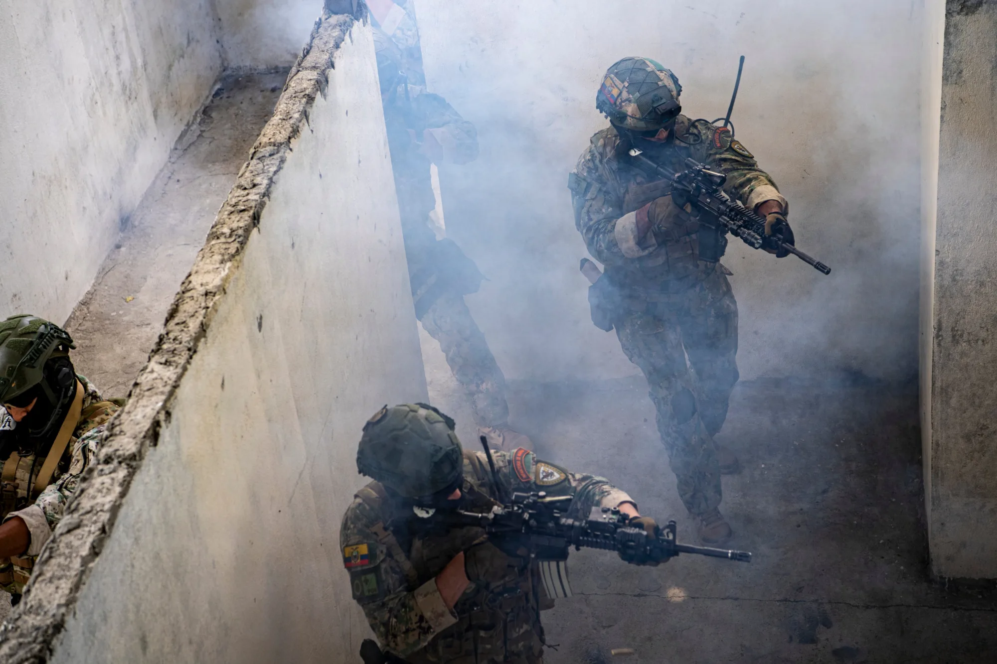 Entrenamiento táctico de búsqueda y captura realizado por la Infantería de Marina de Ecuador con miembros de la US Navy del USS Nimitz en Guayaquil, el 7 de abril de 2026. Créditos: SOUTHCOM.