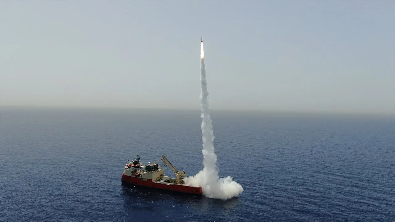 Fotografía: El lanzamiento del LORA desde un buque offshore en alta mar (IAI)