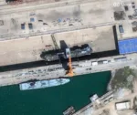 Vista más amplia del nuevo submarino chino en construcción en el astillero Bohai en Huludao el 18 de septiembre de 2026. Imagen satelital ©2026 Vantor