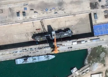 Vista más amplia del nuevo submarino chino en construcción en el astillero Bohai en Huludao el 18 de septiembre de 2026. Imagen satelital ©2026 Vantor