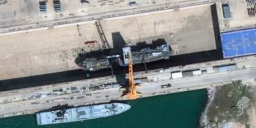 Vista más amplia del nuevo submarino chino en construcción en el astillero Bohai en Huludao el 18 de septiembre de 2026. Imagen satelital ©2026 Vantor