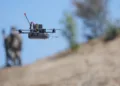 Dron FPV volando durante una demostración dinámica de equipo militar en la feria de defensa y seguridad Eurosatory en Villepinte, el 14 de junio de 2026. Créditos: AFP.