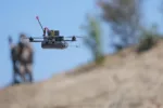 Dron FPV volando durante una demostración dinámica de equipo militar en la feria de defensa y seguridad Eurosatory en Villepinte, el 14 de junio de 2026. Créditos: AFP.