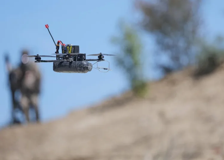 Dron FPV volando durante una demostración dinámica de equipo militar en la feria de defensa y seguridad Eurosatory en Villepinte, el 14 de junio de 2026. Créditos: AFP.