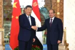 En esta foto difundida por la agencia de noticias Xinhua, el presidente chino Xi Jinping, de visita en el país (a la izquierda), se da la mano con el presidente egipcio Abdel-Fattah el-Sissi antes de su reunión en El Cairo, Egipto, el miércoles 2 de septiembre de 2026. Xie Huanchi/Xinhua vía AP