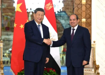 En esta foto difundida por la agencia de noticias Xinhua, el presidente chino Xi Jinping, de visita en el país (a la izquierda), se da la mano con el presidente egipcio Abdel-Fattah el-Sissi antes de su reunión en El Cairo, Egipto, el miércoles 2 de septiembre de 2026. Xie Huanchi/Xinhua vía AP