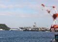 El portaaviones de la clase Nimitz USS Theodore Roosevelt (CVN 71) atraca en la base naval de Yokosuka, Japón, el 16 de octubre de 2026. La Séptima Flota de EE. UU., la mayor flota numerada desplegada en avanzada de la Armada, interactúa y opera habitualmente con aliados y socios para preservar un Indo-Pacífico libre y abierto. Créditos: Armada de EE. UU.
