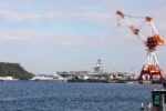 El portaaviones de la clase Nimitz USS Theodore Roosevelt (CVN 71) atraca en la base naval de Yokosuka, Japón, el 16 de octubre de 2026. La Séptima Flota de EE. UU., la mayor flota numerada desplegada en avanzada de la Armada, interactúa y opera habitualmente con aliados y socios para preservar un Indo-Pacífico libre y abierto. Créditos: Armada de EE. UU.