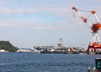 El portaaviones de la clase Nimitz USS Theodore Roosevelt (CVN 71) atraca en la base naval de Yokosuka, Japón, el 16 de octubre de 2026. La Séptima Flota de EE. UU., la mayor flota numerada desplegada en avanzada de la Armada, interactúa y opera habitualmente con aliados y socios para preservar un Indo-Pacífico libre y abierto. Créditos: Armada de EE. UU.