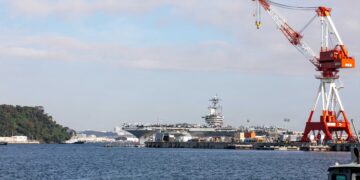 El portaaviones de la clase Nimitz USS Theodore Roosevelt (CVN 71) atraca en la base naval de Yokosuka, Japón, el 16 de octubre de 2026. La Séptima Flota de EE. UU., la mayor flota numerada desplegada en avanzada de la Armada, interactúa y opera habitualmente con aliados y socios para preservar un Indo-Pacífico libre y abierto. Créditos: Armada de EE. UU.