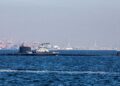 El submarino de ataque rápido de clase Virginia USS Vermont (SSN 792) transita por la bahía de Tokio el 10 de octubre de 2026. Créditos: Armada de EE.UU.