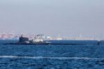 El submarino de ataque rápido de clase Virginia USS Vermont (SSN 792) transita por la bahía de Tokio el 10 de octubre de 2026. Créditos: Armada de EE.UU.