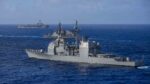 El crucero de misiles guiados de la clase Ticonderoga USS Chosin (CG 65), al frente, el destructor de misiles guiados de la clase Kongo de la Fuerza Marítima de Autodefensa de Japón JS Kongo (DDG 173), en el centro, y el portaaviones de la clase Nimitz USS Theodore Roosevelt (CVN 71) navegan en formación durante el ejercicio Keen Sword 27 (KS27), el 21 de octubre de 2026 en el Mar de Filipinas. Créditos: DVIDS.