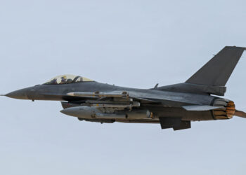 Un avión F-16 Fighting Falcon de la Fuerza Aérea de EE. UU. despega de una base en el área de responsabilidad del Comando Central de EE. UU. el 10 de octubre de 2026. Créditos: Fuerza Aérea de EE. UU.