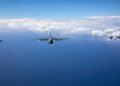 Un C-130H Hercules de la Fuerza Aérea de Autodefensa de Japón, un F-35B Lightning II del Cuerpo de Marines de EE. UU., y un C-2 de la Fuerza Aérea de Autodefensa de Japón vuelan en formación durante un PHOTEX sobre el Océano Pacífico, el 21 de octubre de 2026. Créditos: Cuerpo de Marines de EE. UU.