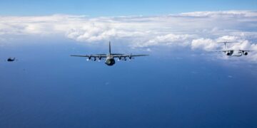 Un C-130H Hercules de la Fuerza Aérea de Autodefensa de Japón, un F-35B Lightning II del Cuerpo de Marines de EE. UU., y un C-2 de la Fuerza Aérea de Autodefensa de Japón vuelan en formación durante un PHOTEX sobre el Océano Pacífico, el 21 de octubre de 2026. Créditos: Cuerpo de Marines de EE. UU.