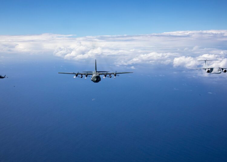 Un C-130H Hercules de la Fuerza Aérea de Autodefensa de Japón, un F-35B Lightning II del Cuerpo de Marines de EE. UU., y un C-2 de la Fuerza Aérea de Autodefensa de Japón vuelan en formación durante un PHOTEX sobre el Océano Pacífico, el 21 de octubre de 2026. Créditos: Cuerpo de Marines de EE. UU.